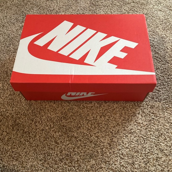 Nike 2023 Valentines Day Dunks - Picture 5 of 6